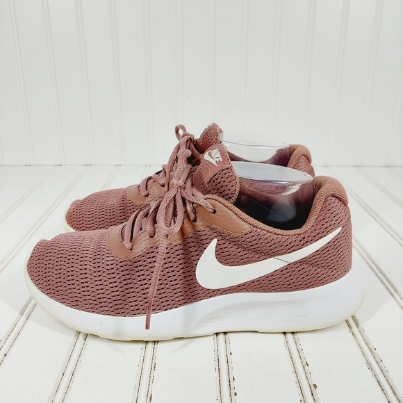 Nike Women's Tanjun Smokey Mauve / White Ankle-High Running Sneakers H1024 - Picture 1 of 9